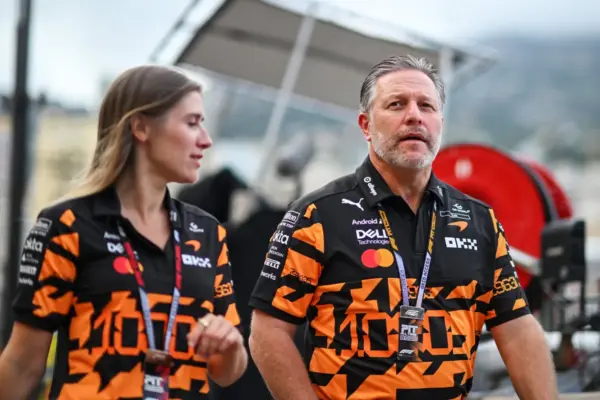 Brown ‘distances’ the McLaren engine: “Priority number one is to stay with Mercedes”