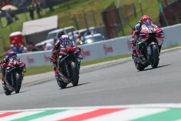 Bezzecchi and Bagnaia's Ducati missile: “You had sugar in the tank” – VIDEO