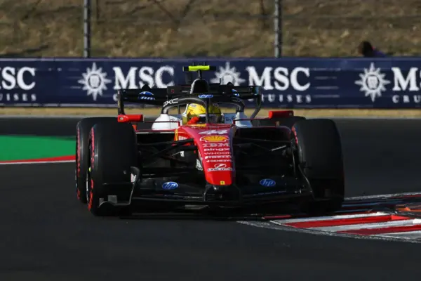 Hamilton impedes Piastri at Turn 1 in Q3: risks dropping to third row – VIDEO