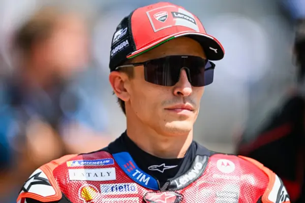 Marquez, big brother's heart: in the back of the podium he sighs rewatching Alex's crash