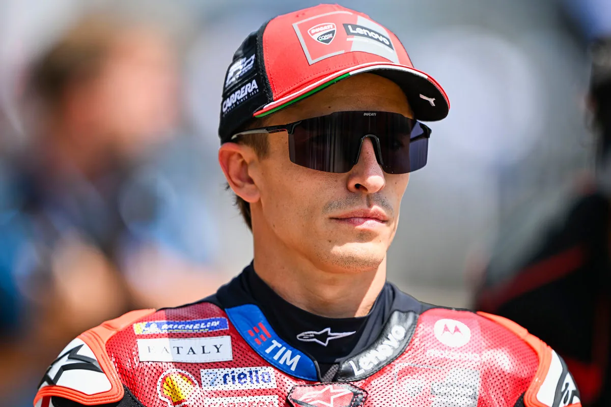 Marquez, big brother's heart: in the back of the podium he sighs rewatching Alex's crash