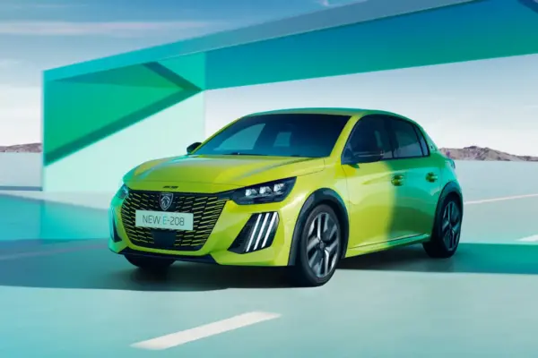 Peugeot 208, thermal versions alongside the EV