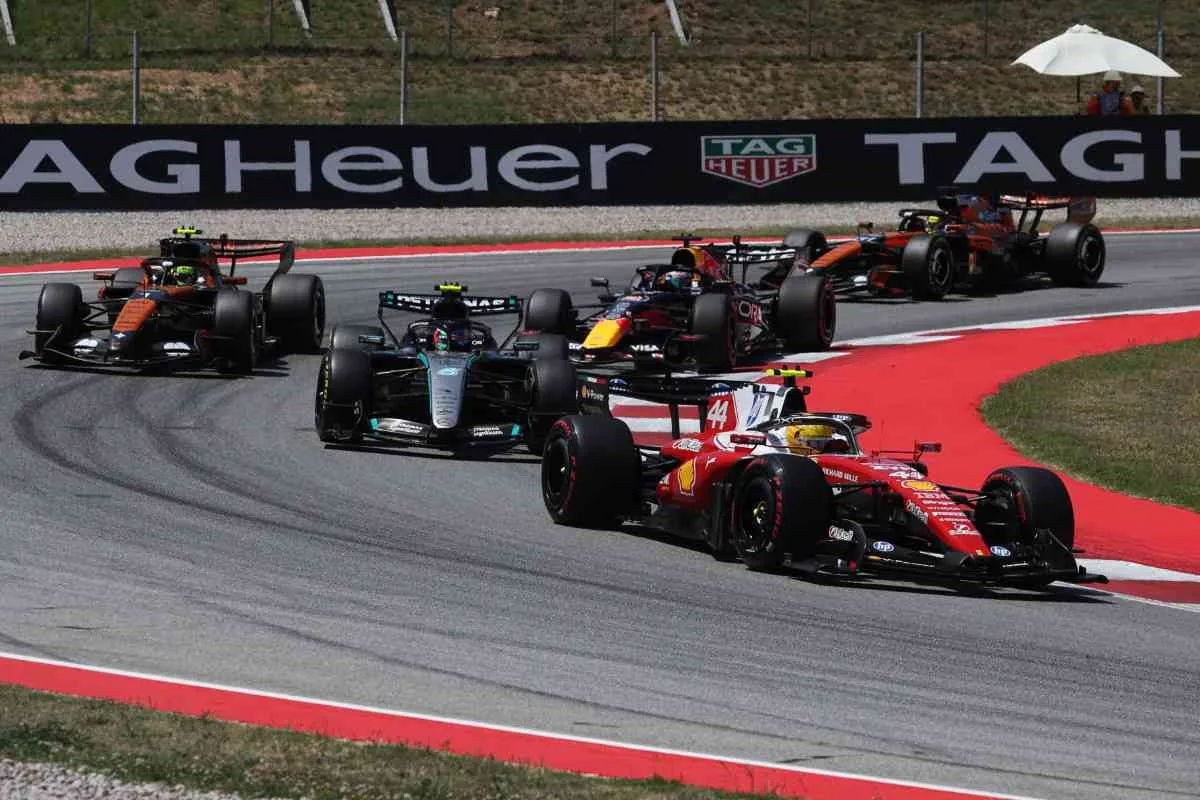 Updates, it's a battle of philosophies: Ferrari's consistency, McLaren's breakthroughs, Mercedes' comeback after summer. And Red Bull is already thinking about 2027