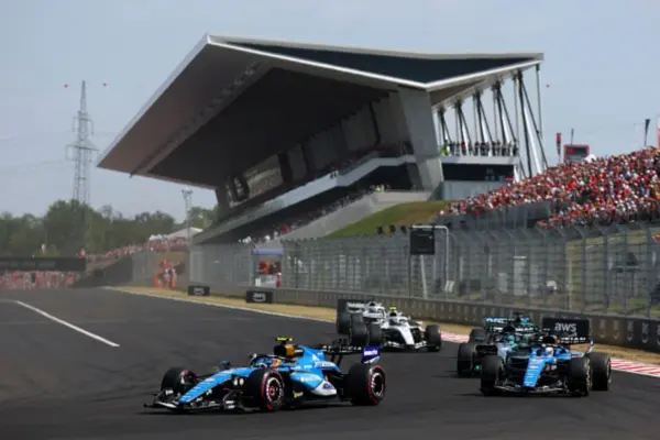 F1 Budapest, the chaos with the blue flags and the GPS system somewhat clears Carlos Sainz