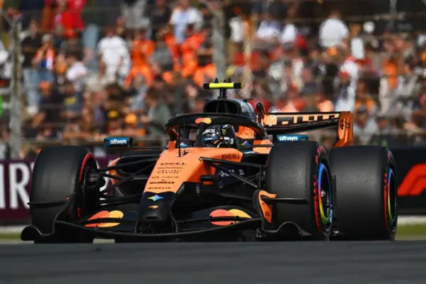 Dutch GP 2026, finishing order: a superb Norris beats Antonelli. Ferrari loses time and podium, Hamilton is furious
