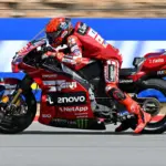 Retropodio, Bezzecchi surprised by problems with Marquez's downshifter: "What the hell did you do there?". And about the three-way overtake...