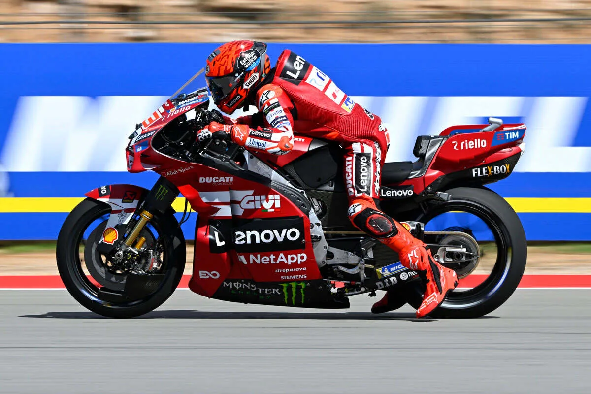 Retropodio, Bezzecchi surprised by problems with Marquez's downshifter: "What the hell did you do there?". And about the three-way overtake...
