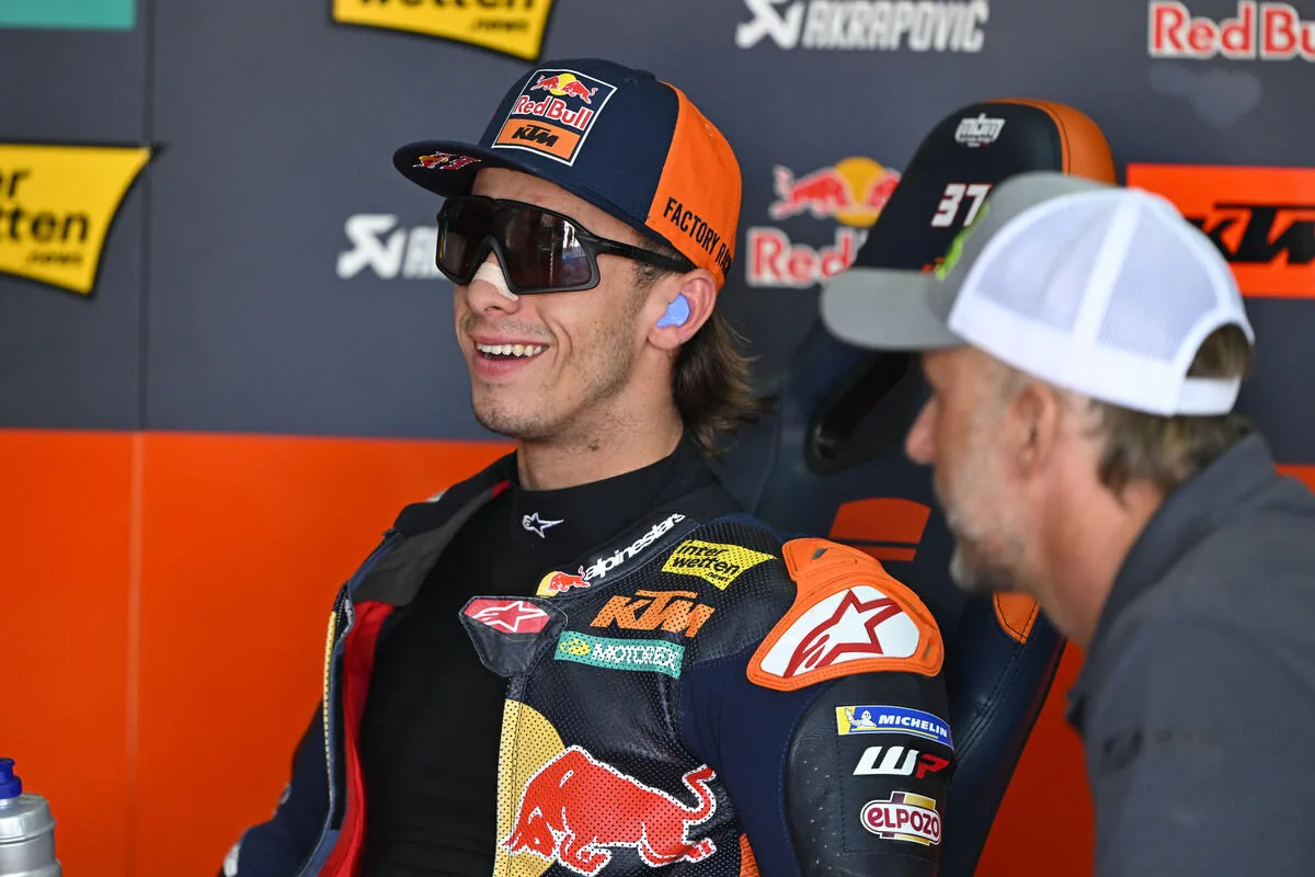 Acosta, what a mess at the start: wrong position and breaks a part of his KTM