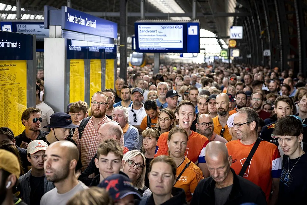 Train problem in Amsterdam: thousands of fans miss the Zandvoort Sprint
