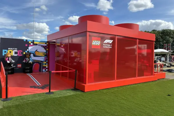 Even Lego pays tribute to Michael Schumacher: at the Arco della Pace a mosaic made of 85,000 bricks