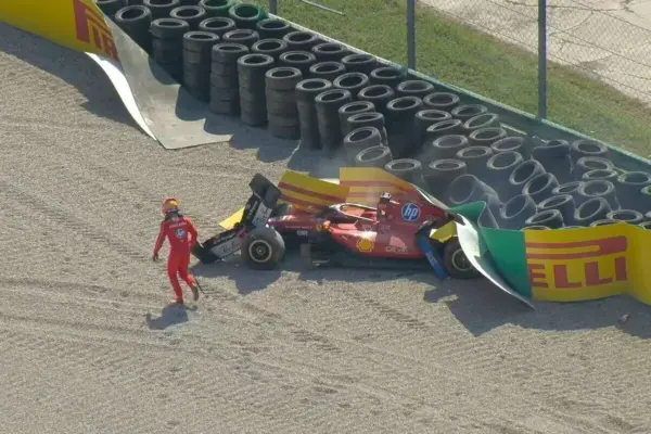 Leclerc, total disaster: pushes Hamilton out, loses two positions and then crashes at the Parabolica