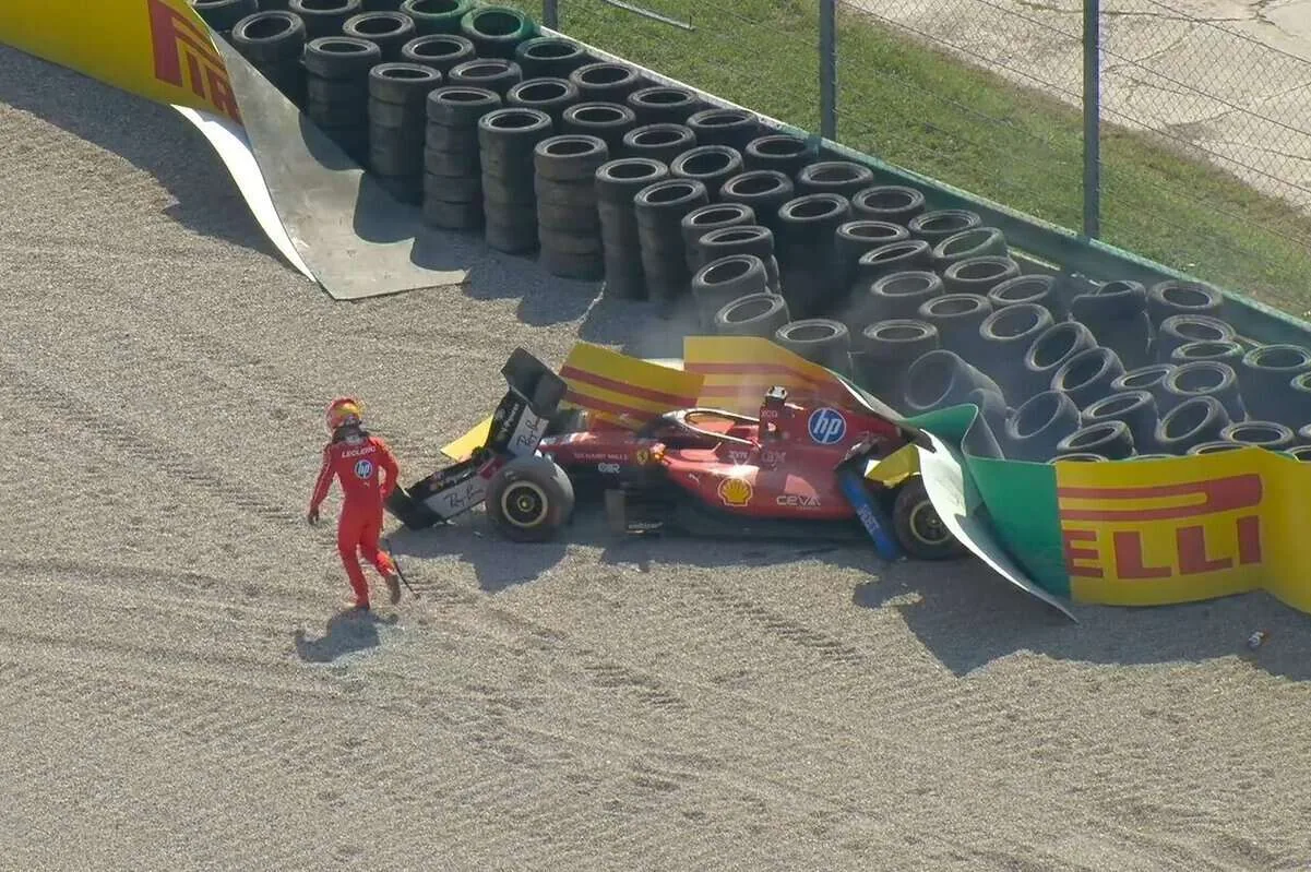 Leclerc, total disaster: pushes Hamilton out, loses two positions and then crashes at the Parabolica