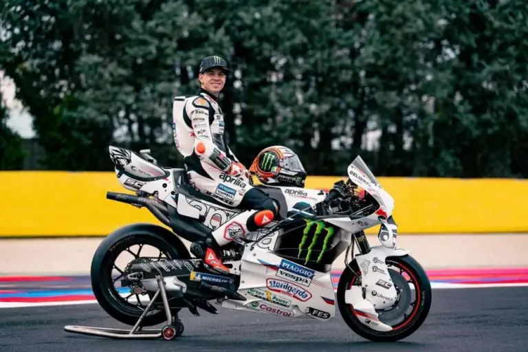 Aprilia, special livery at Misano: a ‘White Pearl’ to pay tribute to Piaggio and Gilles Villeneuve