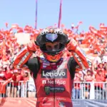 The marshal ‘cuddles’ Marquez's GP26, he thanks him via social media: “Thank you for taking care of the beast” – VIDEO