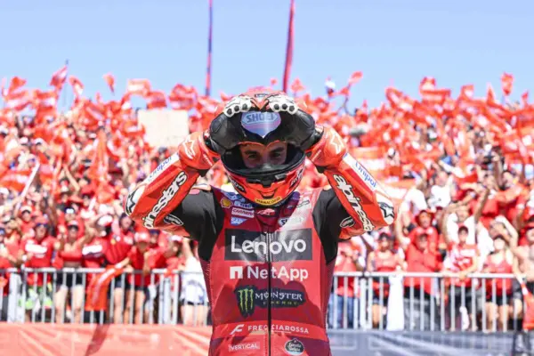 The marshal ‘cuddles’ Marquez's GP26, he thanks him via social media: “Thank you for taking care of the beast” – VIDEO