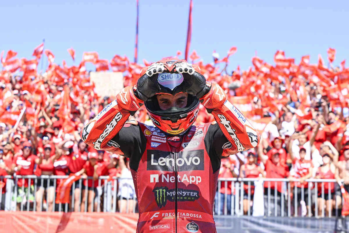 The marshal ‘cuddles’ Marquez's GP26, he thanks him via social media: “Thank you for taking care of the beast” – VIDEO