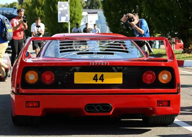 Hamilton, arriving as a superstar in Monza with the Ferrari F40 – PHOTO GALLERY
