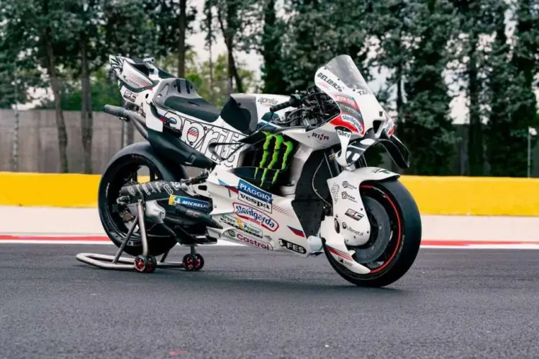 Aprilia, special livery at Misano: a ‘White Pearl’ to pay tribute to Piaggio and Gilles Villeneuve