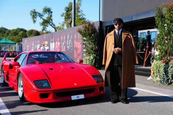 Hamilton, arriving as a superstar in Monza with the Ferrari F40 – PHOTO GALLERY