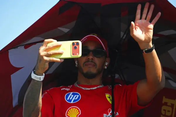 Hamilton on Instagram thanks Ferrari fans: “We will fight to recover from this situation”
