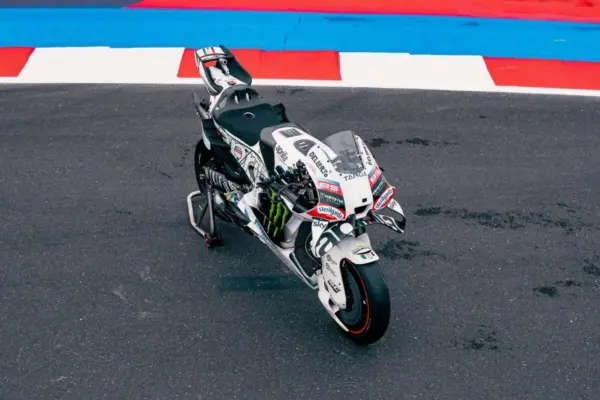 Aprilia, special livery at Misano: a ‘White Pearl’ to pay tribute to Piaggio and Gilles Villeneuve