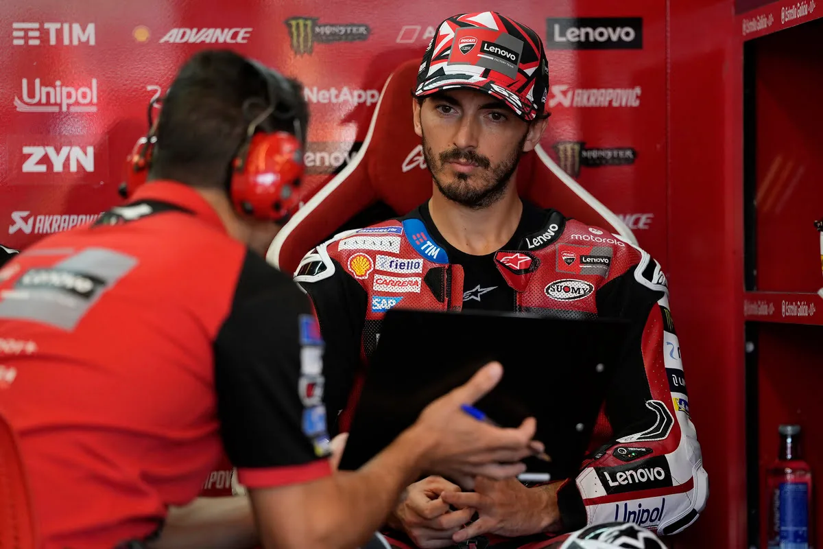 Behind the scenes at Misano, Bagnaia talks with Di Giannantonio and 'accuses' Ducati: "Base setup? They don't let me use it"