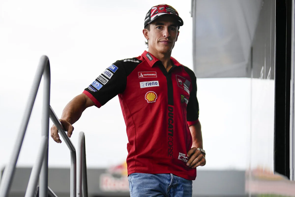Marquez, the photo of the right shoulder is a case: “I wanted to put an end to the discussions”. Bagnaia: “I have a different approach”