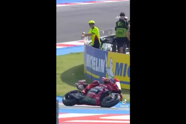 MotoGP insists on Rossi-Marquez, and Marc snaps: “There is enough spectacle on the track to stop these little games”