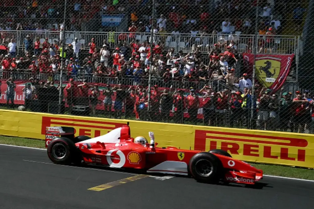 F1 GP Italia 2026, Monza: Sebastian Vettel con la Ferrari F2002 di Michael Schumacher - Foto: Getty Images