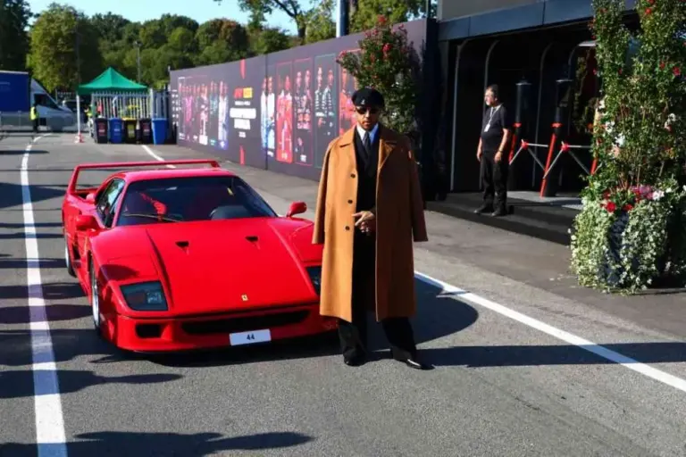 Hamilton, arriving as a superstar in Monza with the Ferrari F40 – PHOTO GALLERY
